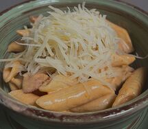 Острые пенне с беконом и грибами