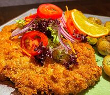 Шницель из cвинoй вырезки с обжаренным картофелем