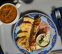 Ланч с супом и сувлаки из курицы