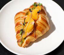 Круассан с креветками