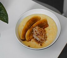 Каша кукурузная с арахисовой пастой и бананом в карамели