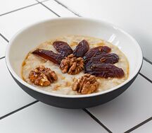 Каша овсяная с фиником и грецким орехом