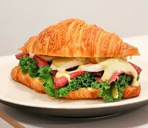 Круассан с ростбифом