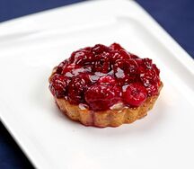 Пирожное песочное Корзиночка с малиной