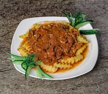 Гуляш с макаронами
