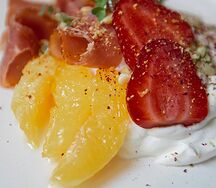 Салат с прошутто, цукини и муссом из козьего сыра