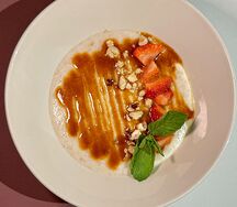 Каша овсяная с фундуком и соленой карамелью