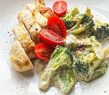 Куриная грудка с брокколи и сливочным соусом