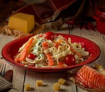 Паста с копченой форелью под сливочным соусом