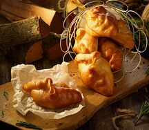 Пирожок с курицей и сыром