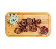 Шашлык из говядины с соусом и маринованным луком