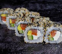 Классический ролл Филадельфия с копченым лососем в кунжуте