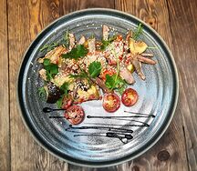 Теплый салат с языком и печёными овощами в ореховом соусе