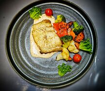 Пикша с овощами и ореховым соусом