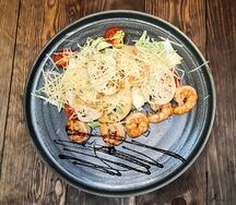 Салат Цезарь с тигровыми креветками