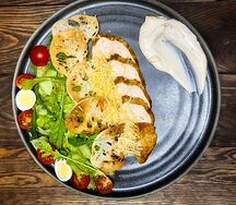 Салат Цезарь с курицей