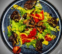 Теплый салат с куриной печенью