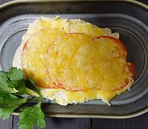 Куриная отбивная с помидором под сыром