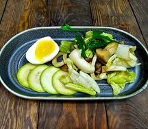 Салат с кальмаром и салатным миксом
