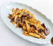 Картофель, жаренный с курицей и грибами