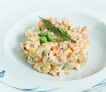 Салат Оливье с копченой курицей с ореховым соусом