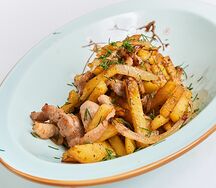 Картофель, жаренный со свининой