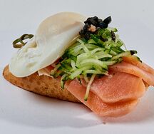Мини брускет с лососем и яйцом пашот