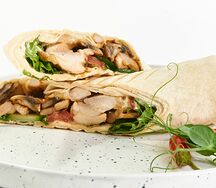 Ролл с курицей и грибами