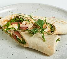 Ролл с беконом и яйцом