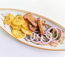 Селедочка с отварным картофелем