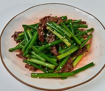 Стрелки чеснока, жаренные с говядиной