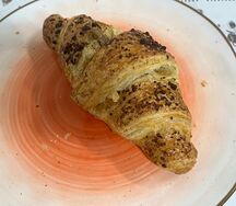 Круассан с шоколадом и орехом