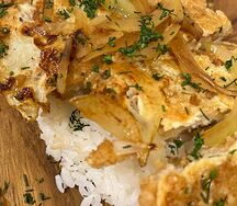Куриная отбивная в сухарях с луком и рисом