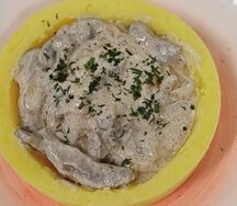 Печень по-строгановски с картофельным пюре