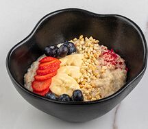Каша овсяная со свежими ягодами, фруктами и соленой карамелью