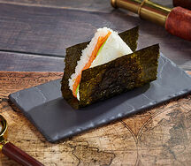 Онигири с лососем