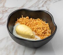 Каша рисовая с ганашом из маракуйи и ореховым сабле