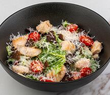 Салат Цезарь с курицей