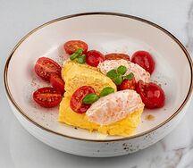 Омлет со слабосоленым лососем, творожным сыром и томатами черри