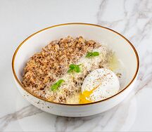 Гречневая каша с пармезаном и яйцом пашот