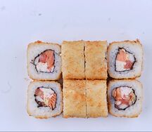 Ролл жаренный с крабом и лососем
