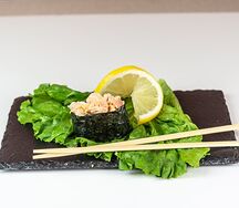 Суши гункан с креветкой