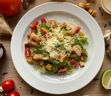 Салат Цезарь с креветками