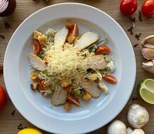 Салат Цезарь с курицей