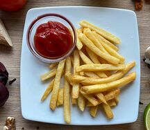 Картофель фри с кетчупом