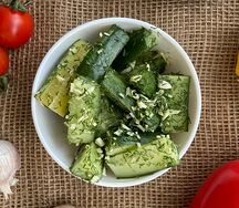 Огурцы с чесноком и зеленью