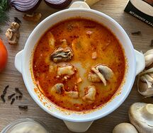 Суп Том ям с морепродуктами на кокосовом молоке