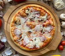 Пицца с ветчиной и грибами