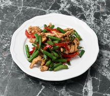 Куриное филе со стручковой фасолью и перчиком чили