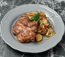 Большой кусок свинины с картофелем по-деревенски